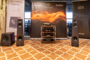 A hi-fi system made up of YG Ascent loudspeakers, Bel Canto Black ACI 600 integrated streaming amplifier, Bergmann Modi turntable with Thor Arm, Ortofon Winfeld Ti cartridge, Cardas Clear Beyond cables.